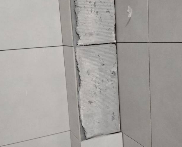 赣州市瓷砖空鼓维修公司分享下瓷砖施工前基层浇水润湿程度不足，可能导致以下问题